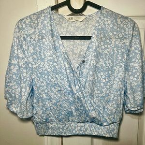 H&M floral top baby blue and white flowers